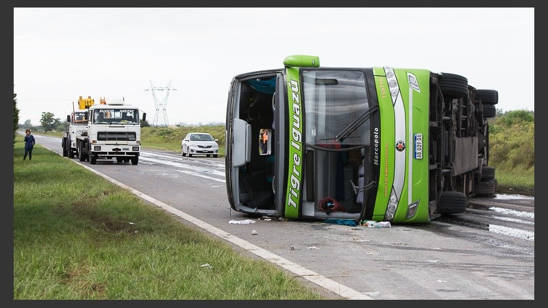 El colectivo volcó sobre la mano que viene a Rosario.