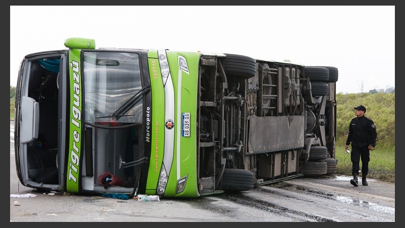 Así quedó el colectivo en el kilómetro 36 de la autopista Rosario - Santa Fe.