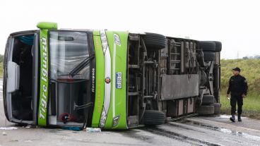 Así quedó el colectivo en el kilómetro 36 de la autopista Rosario - Santa Fe.