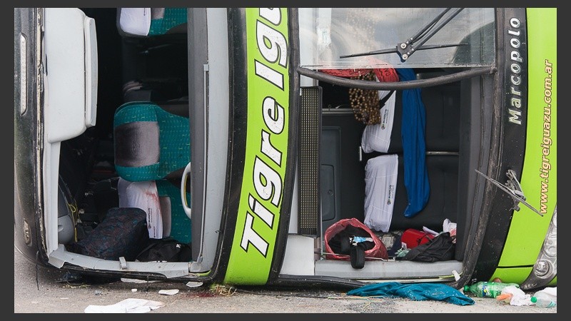 El colectivo de Tigre Iguazú sobre la calzada, en el kilómetro 36.