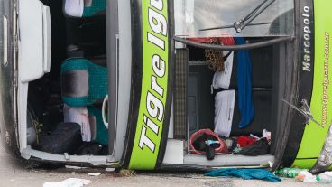Así quedó el colectivo en el kilómetro 36 de la autopista Rosario - Santa Fe.
