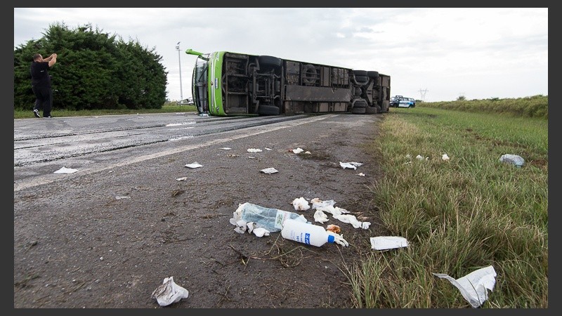 Así quedó el colectivo en el kilómetro 36 de la autopista Rosario - Santa Fe.