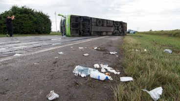 Así quedó el colectivo en el kilómetro 36 de la autopista Rosario - Santa Fe.
