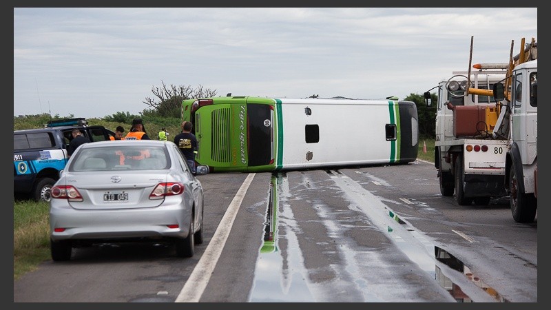 Así quedó el colectivo en el kilómetro 36 de la autopista Rosario - Santa Fe.