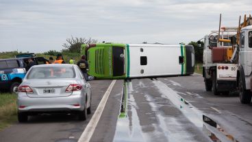 Así quedó el colectivo en el kilómetro 36 de la autopista Rosario - Santa Fe.