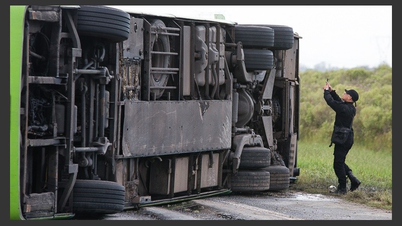 Así quedó el colectivo en el kilómetro 36 de la autopista Rosario - Santa Fe.