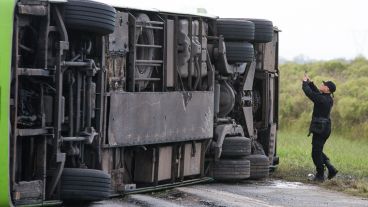 Así quedó el colectivo en el kilómetro 36 de la autopista Rosario - Santa Fe.