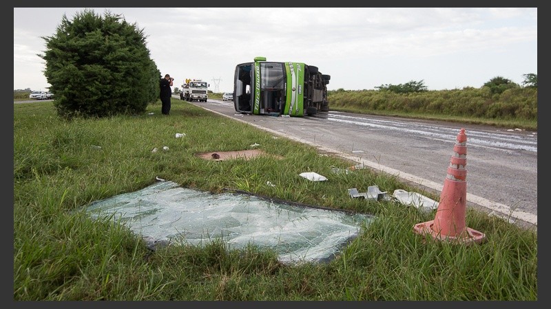 Así quedó el colectivo en el kilómetro 36 de la autopista Rosario - Santa Fe.