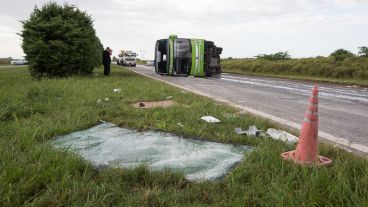 Así quedó el colectivo en el kilómetro 36 de la autopista Rosario - Santa Fe.