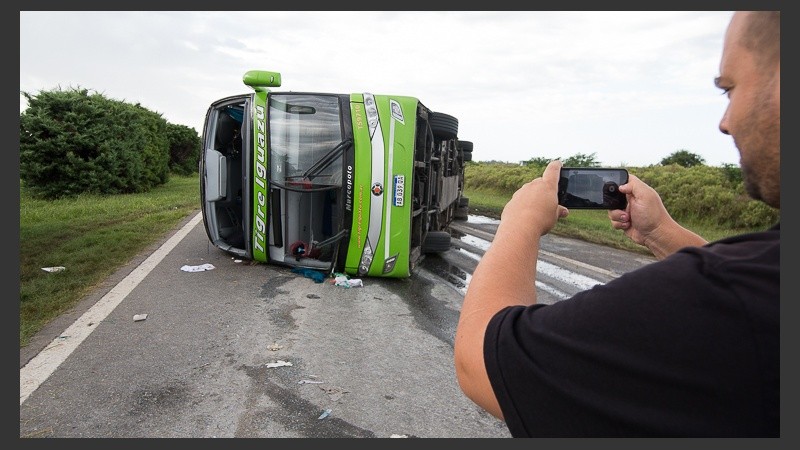 Así quedó el colectivo en el kilómetro 36 de la autopista Rosario - Santa Fe.