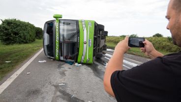 Así quedó el colectivo en el kilómetro 36 de la autopista Rosario - Santa Fe.