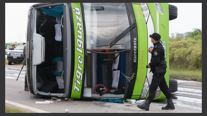 Así quedó el colectivo en el kilómetro 36 de la autopista Rosario - Santa Fe.