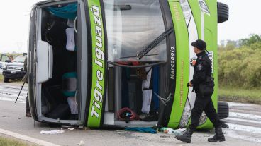 Así quedó el colectivo en el kilómetro 36 de la autopista Rosario - Santa Fe.
