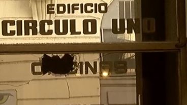 La puerta de ingreso fue blanco de un piedrazo por parte de los ladrones.