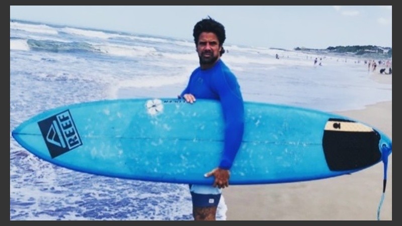 Luciano Castro y la tabla de surf, un amor de este verano.
