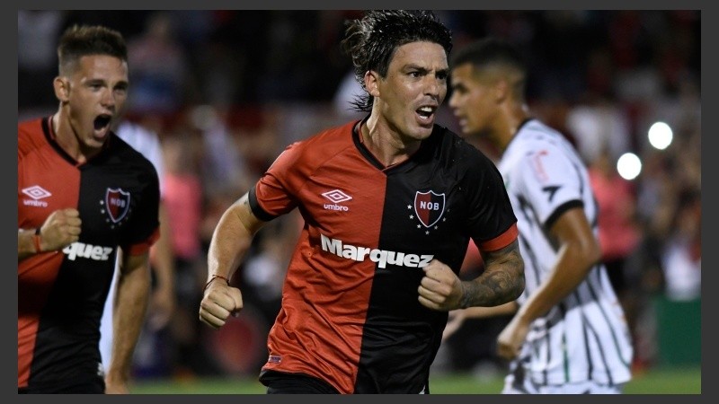 Formica celebra su gol, lo persigue Alexis Rodríguez.