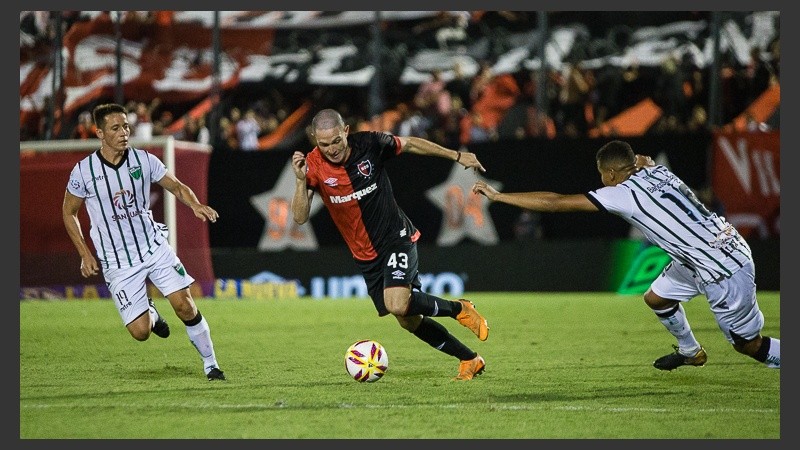 Aníbal Moreno hizo su debut con la camiseta leprosa.