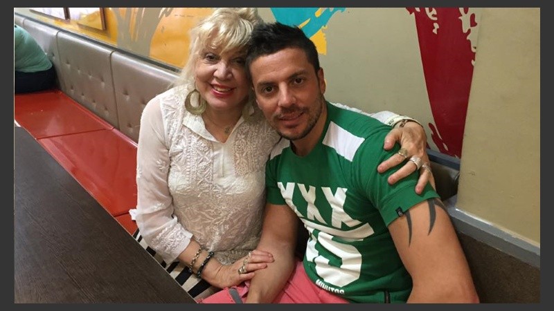 Damiani con su hijo Ulises, uno de los tres hermanos de Natacha. 