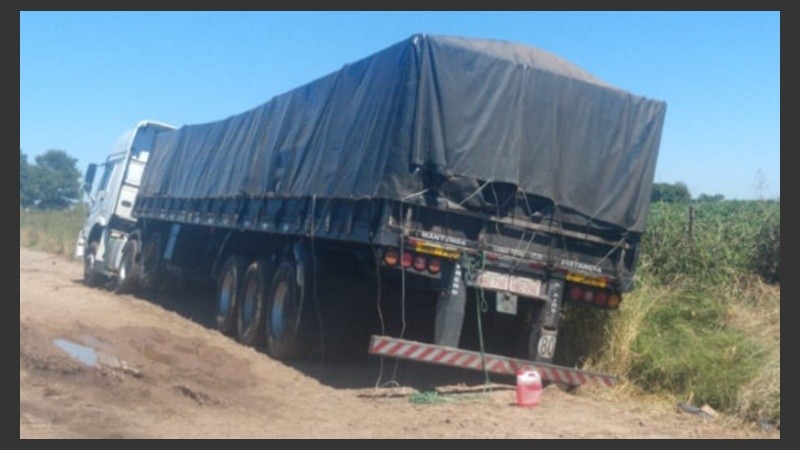 El rodado quedó varado en el ingreso a la localidad de Pavón.