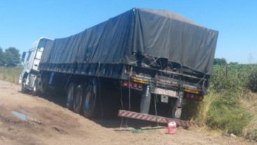 El rodado quedó varado en el ingreso a la localidad de Pavón.