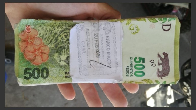 El fajo que arrojan en San Lorenzo y Entre Ríos que atrae a las víctimas.