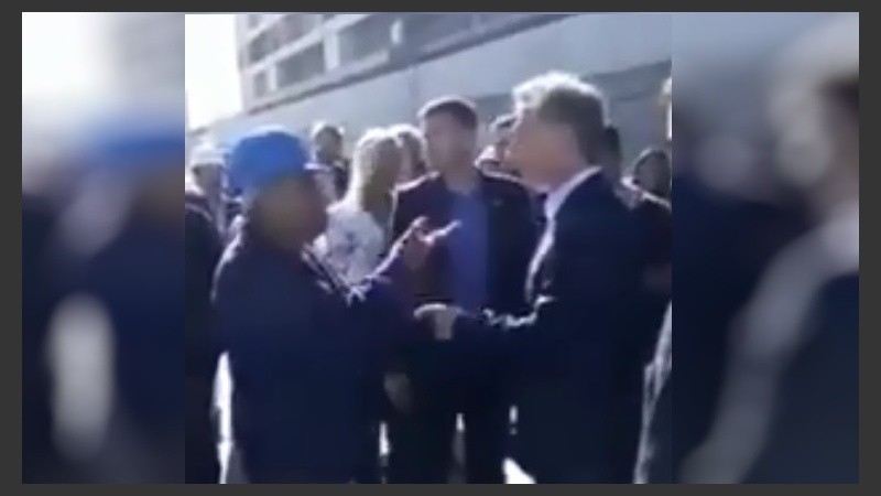 El momento de la interpelación del obrero que sorprendió al mandatario y a su comitiva. 
