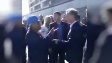 El momento de la interpelación del obrero que sorprendió al mandatario y a su comitiva.