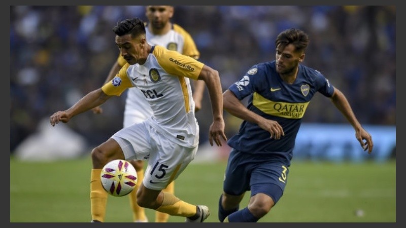 Camacho, en acción ante Emmanuel Más en el último Boca-Central.