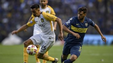 Camacho, en acción ante Emmanuel Más en el último Boca-Central.