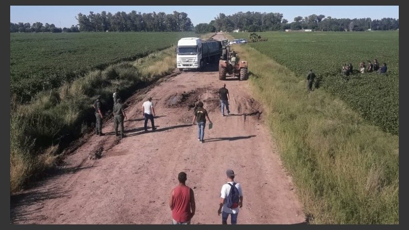 El camión fue hallado en un camino de tierra.