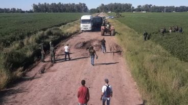 El camión fue hallado en un camino de tierra.