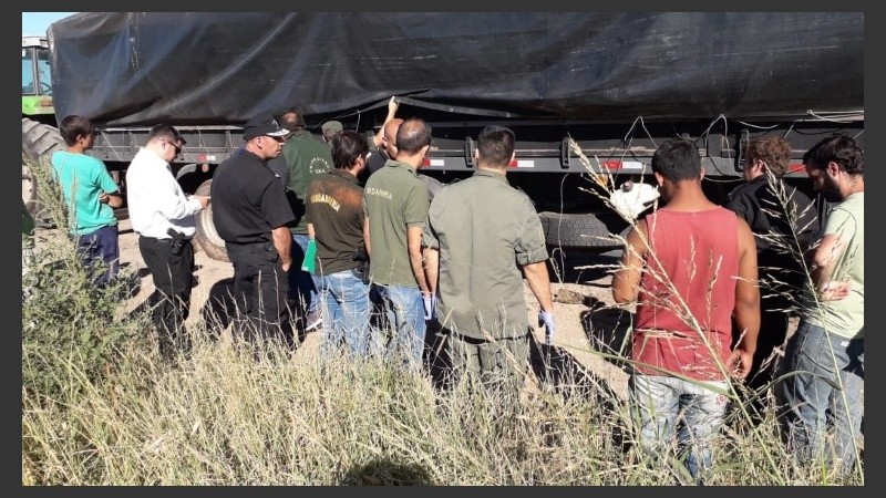 El operativo que descubrió el camión abandonado.