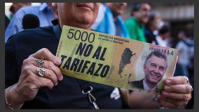 Los rosarinos salieron a manifestar contra los tarifazos.