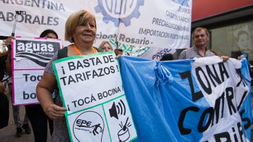 Con banderas contra los tarifazos la marcha confluyó en el Monumento.