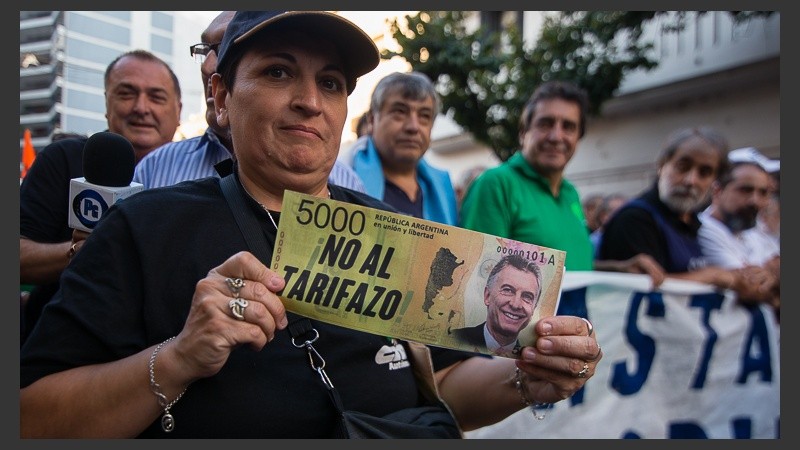 Postales de la masiva marcha contra los tarifazos en Rosario.
