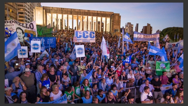 Postales de la masiva marcha contra los tarifazos en Rosario.