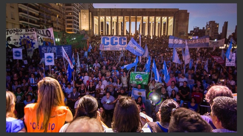 Postales de la masiva marcha contra los tarifazos en Rosario.