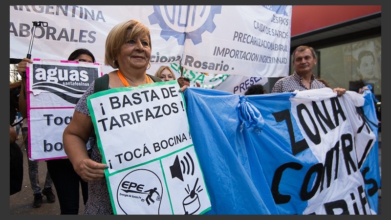 Postales de la masiva marcha contra los tarifazos en Rosario.