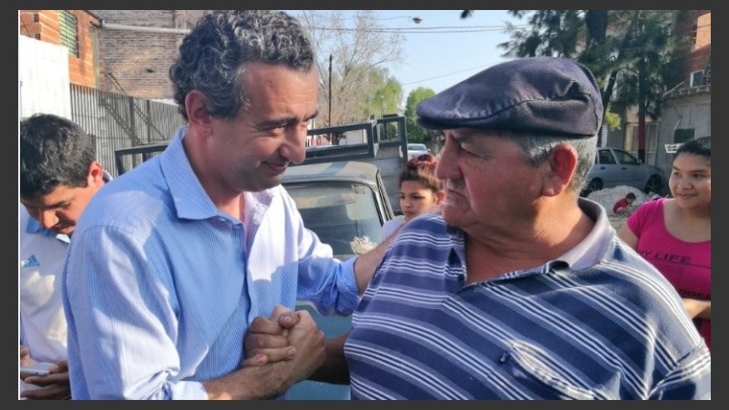 El precandidato a intendente de Creo ( FPCyS) Pablo Javkin, en su recorrida por los barrios. 