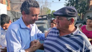El precandidato a intendente de Creo ( FPCyS) Pablo Javkin, en su recorrida por los barrios.