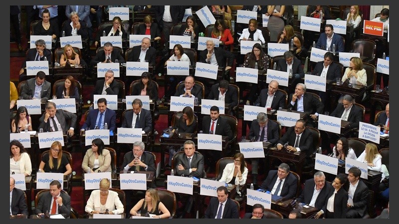 La oposición y muchos carteles que decían #hayotrocamino.