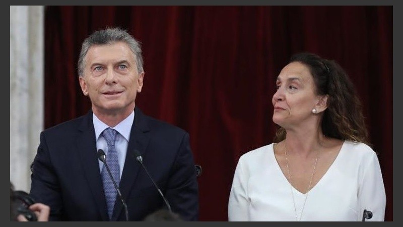 Gabriela Michetti mira a Macri durante su discurso.