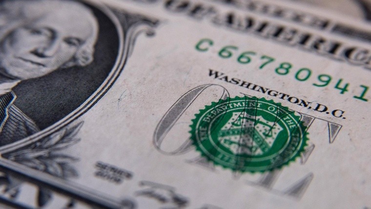 El dólar subió este martes 60 centavos.