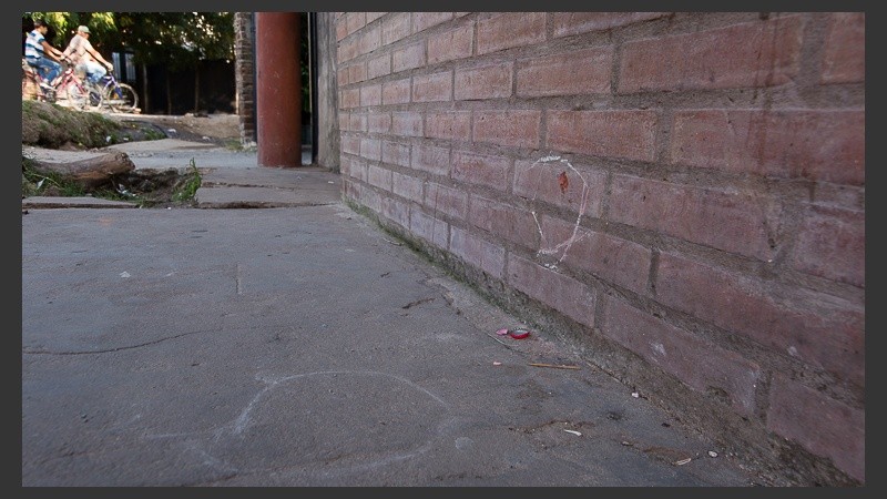 Impactos de bala en distintos inmuebles en la esquina donde sucedió la balacera.