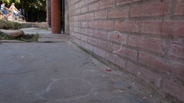 Impactos de bala en distintos inmuebles en la esquina donde sucedió la balacera.