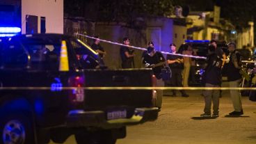 Trabaja la Policía de Investigaciones en la escena del crimen.