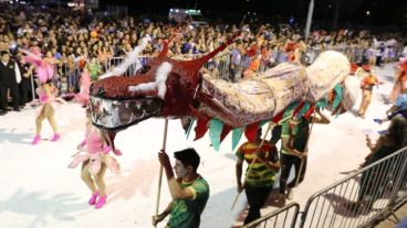 Una postal de la primera noche de Carnaval en el corsódromo del Parque Scalabrini Ortiz.