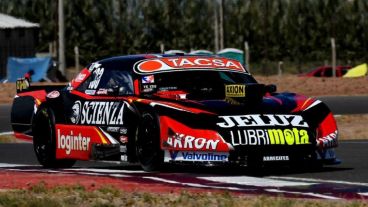 Aguirre tomó la punta con buen ritmo tras la largada.