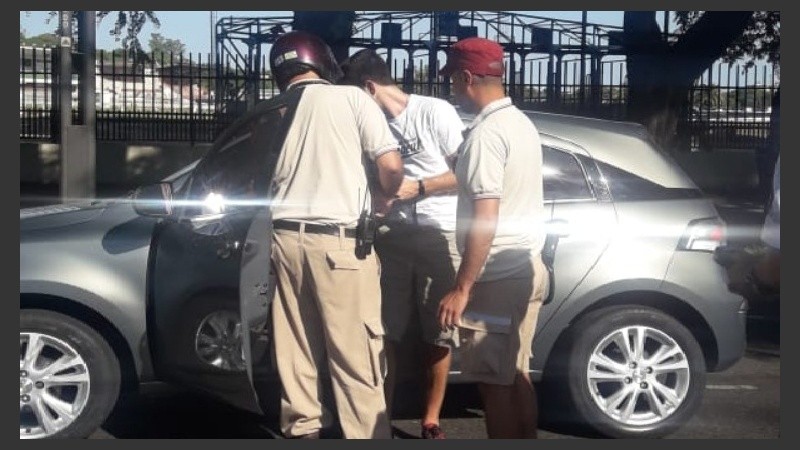 El muchacho fue retenido luego de hacer varios metros entre peatones.