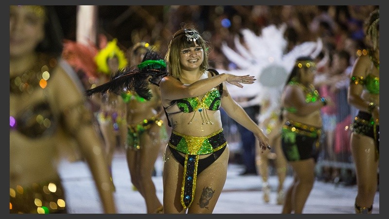El corsódromo se viste de fiesta para recibir a comparsas de la ciudad en este fin de semana largo de carnaval.